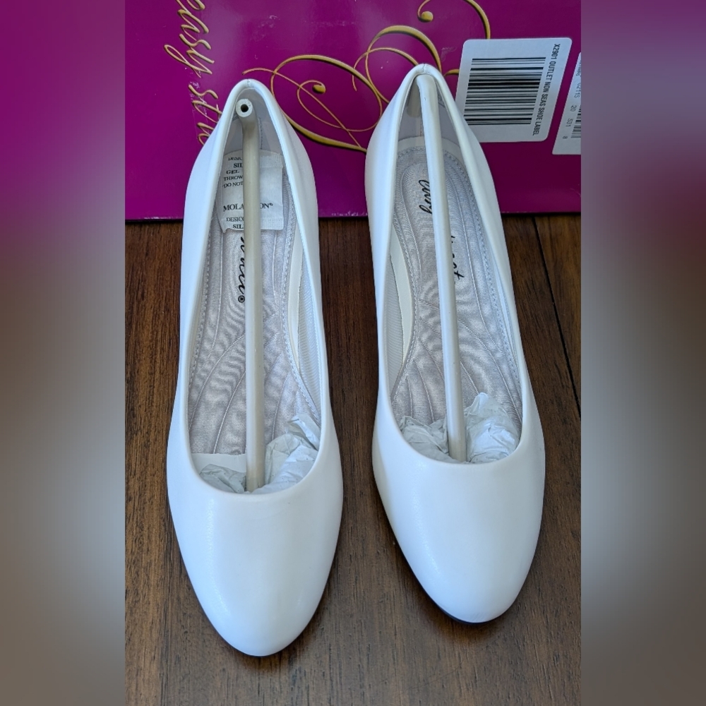 Easy Street White Fabulous Women's Pumps Size 6 Wide New
